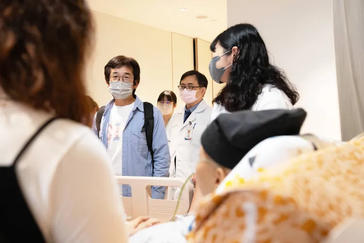 魏德聖到醫院探視。聯新國際醫院提供