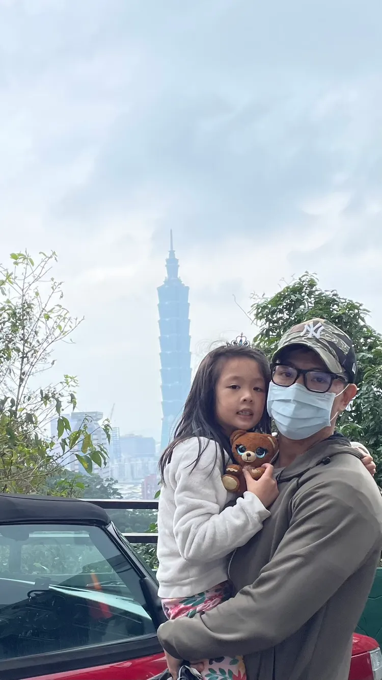 許先生與太太、寶貝女兒一同在象山上卡位，101煙火盡收眼底。讀者提供