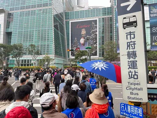北市跨年晚会吸捷运爆满人潮 信义商圈空桥晚上9点管制通行