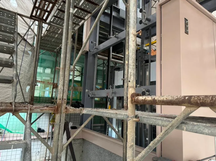 蘆洲鷺江國小電梯工程傳工安意外。翻攝畫面