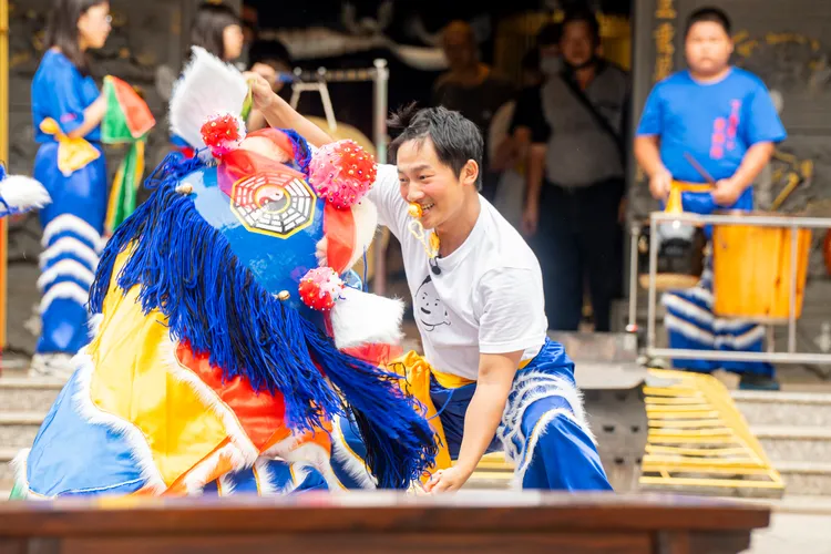 蔡昌憲接受練習，擔任「獅鬼」角色。民視提供