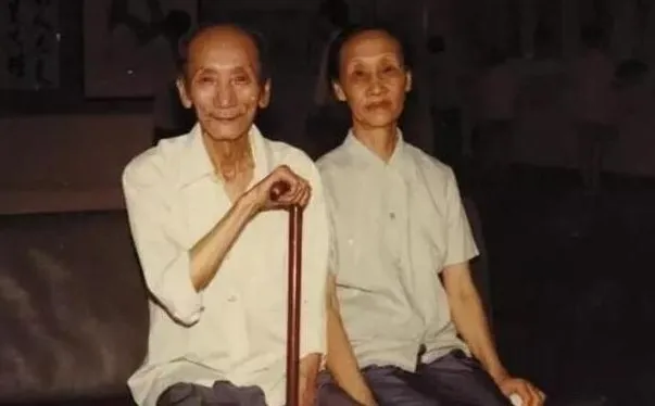 近代畫家蔣兆和(左)。翻攝自推特