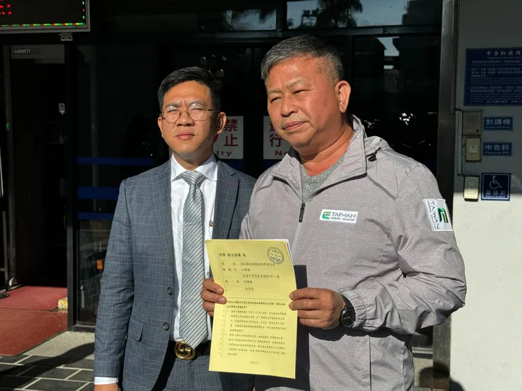 民進黨台中市黨部主委李天生代表遞交證據狀。江肇國服務處提供