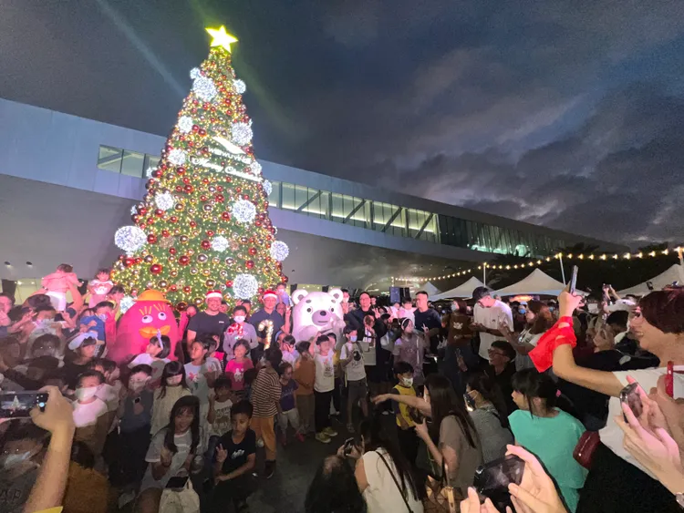 為佈局國泰重劃區未來推案，華友聯連續兩年贊助衛武營點燈。葉家銘攝