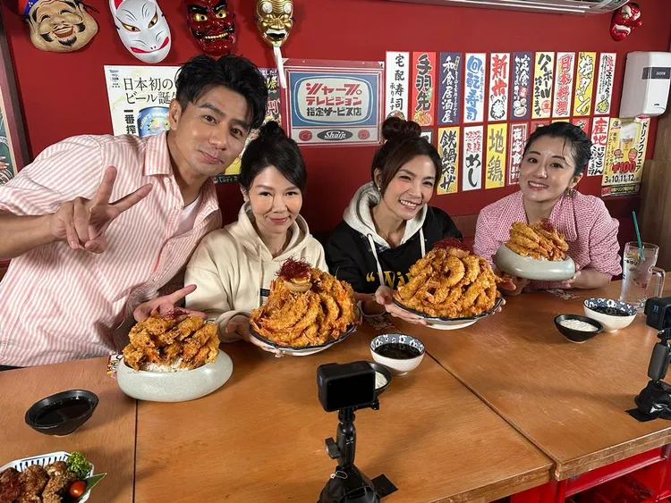 郭彥均（左起）、大胃王IVY、大胃王邵阿咩、來賓楊佩潔等享用台中炸蝦飯。緯來提供