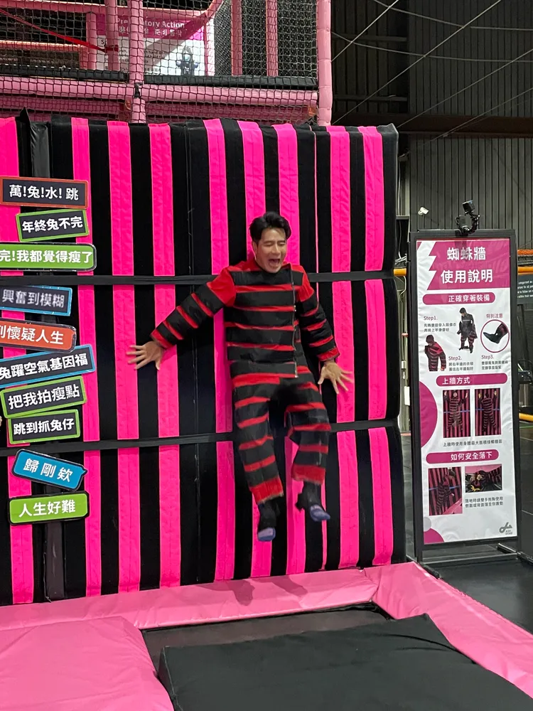 郭彥均出外景，體驗彈跳床卻舊傷復發。緯來提供