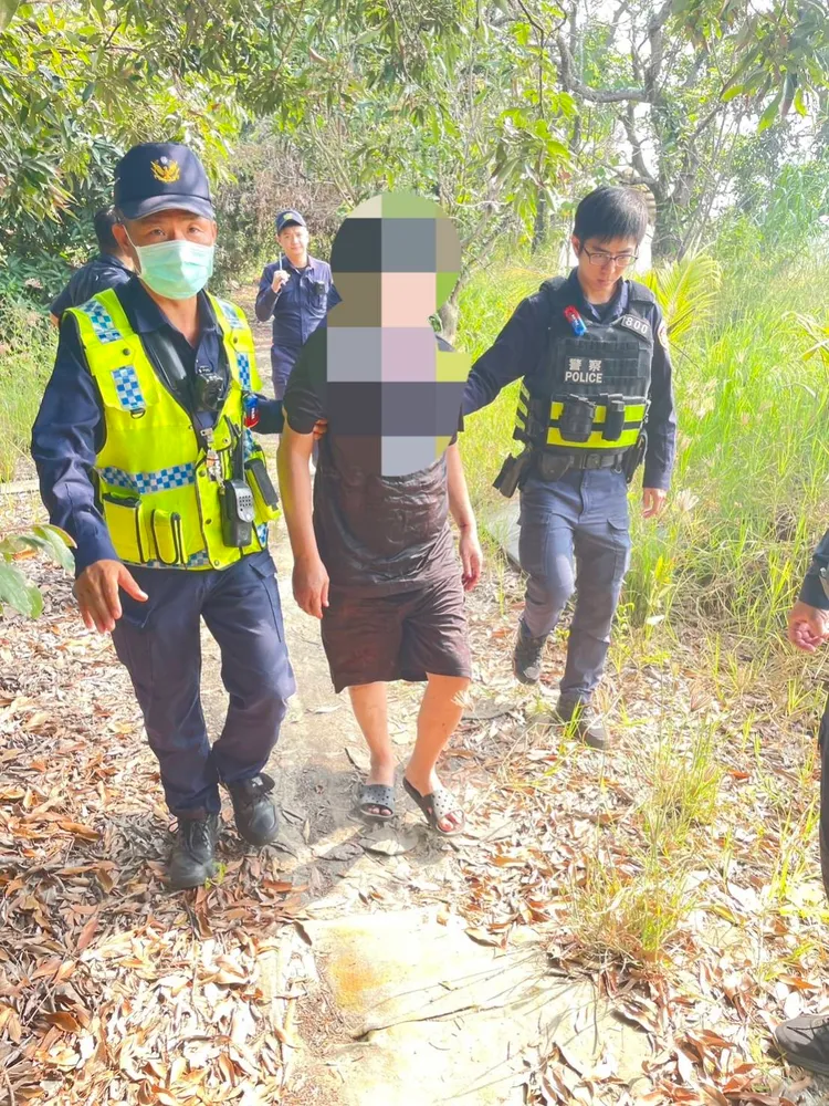 兇嫌在一處空地落網。讀者提供