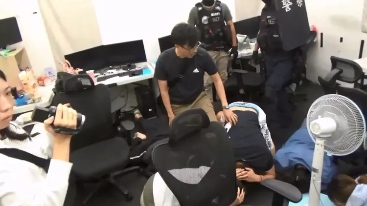 警方攻堅搜索洗錢機房，嫌犯趴在地上不敢動。民眾提供