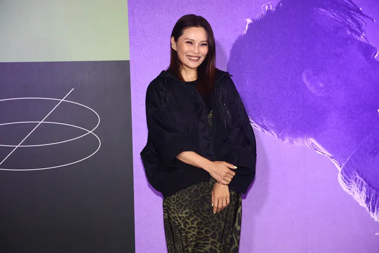 周蕙開演前在背板前拍照。彭欣偉攝