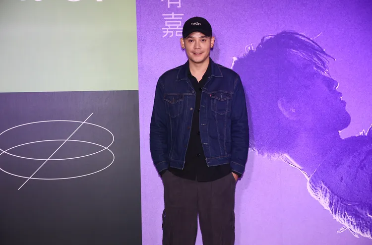 盧學叡開演前在背板前拍照。彭欣偉攝