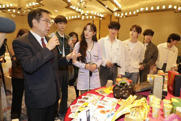 韓國女神金世正帶著VERIVERY品嘗道地小吃。市府提供