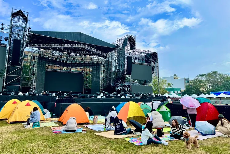 台南跨年晚會會場已有粉絲卡位。市府提供