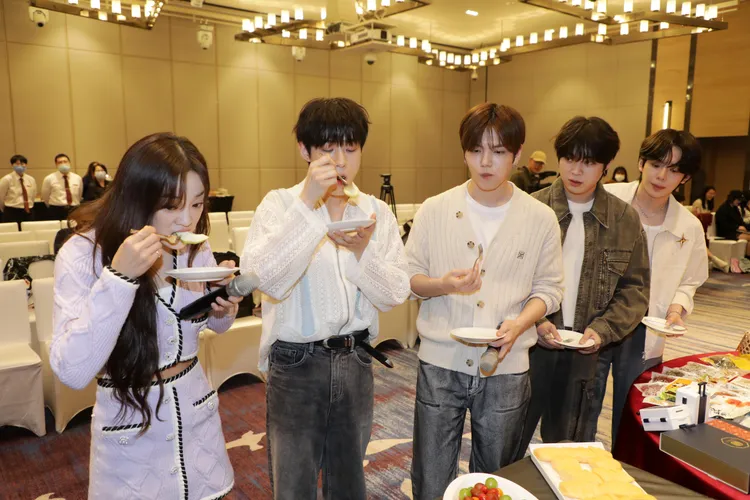 5人對台南美食讚不絕口。市府提供