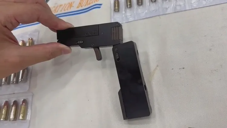 罕見的名片型手槍，可折疊藏匿使用。翻攝自記者爆料網