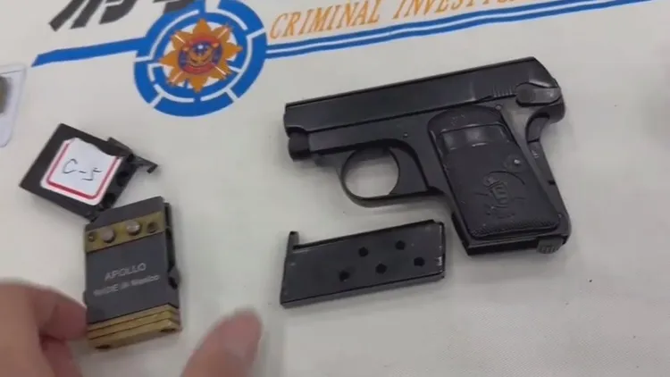 名片型手槍(左)以及掌心雷(右)。翻攝自記者爆料網