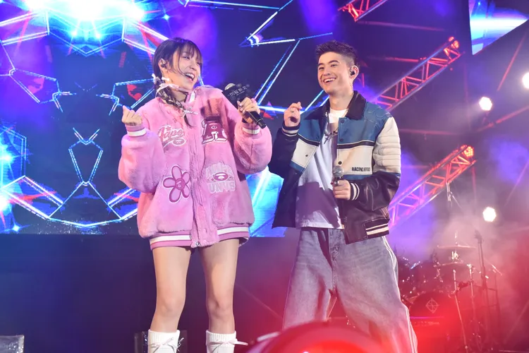 梁舒涵也暫時卸下主持人身份，與師兄B.T.O.D子賢帶來一連串歌曲串燒。寬寬整合行銷提供