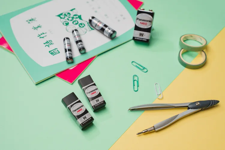 四大超商凡購買「EVOLTA鈦元素鹼性電池4入款」或是「大電流鹼性電池4入款」，就可送Panasonic錳乾電池紀念橡皮擦一顆。。業者提供