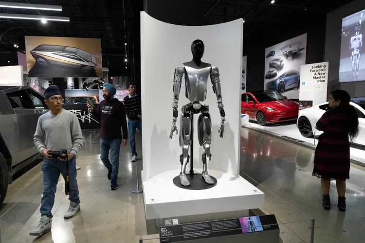 加州洛杉磯彼得森汽車博物館展示的特斯拉人形機器人Tesla Bot。美聯社
