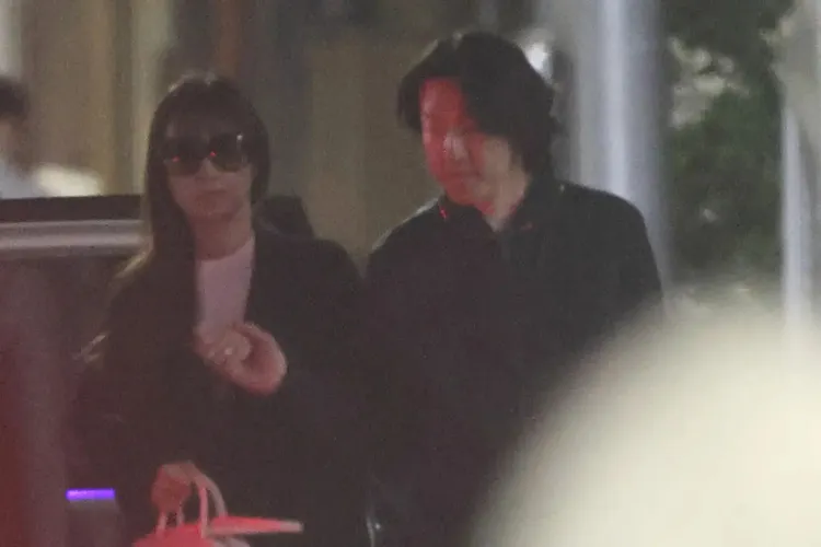 深田恭子（左）11月2日過生日，與杉本宏之到她父母家慶祝，她左手無名指戴著戒指引人注目。翻攝《女性自身》