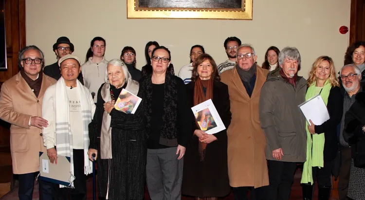 旅歐台灣藝術家白魚(左二)於第三屆白魚藝術基金獎頒獎典禮與米蘭蒙札皇宮策展人吳兆祥(左一)、資深藝術家 Grazia Varisco(左三)、布雷拉美術學院副院長Maria Cristina Galli(左四)、布雷拉美術學院副院長Anna Mariani(左五)及獲獎學生合影。白魚林伯禧提供
