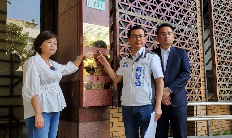 羅智強（中）、台北市議員羅淑慧（左）日前到台北地檢署告發陳吉仲瀆職等罪。讀者提供