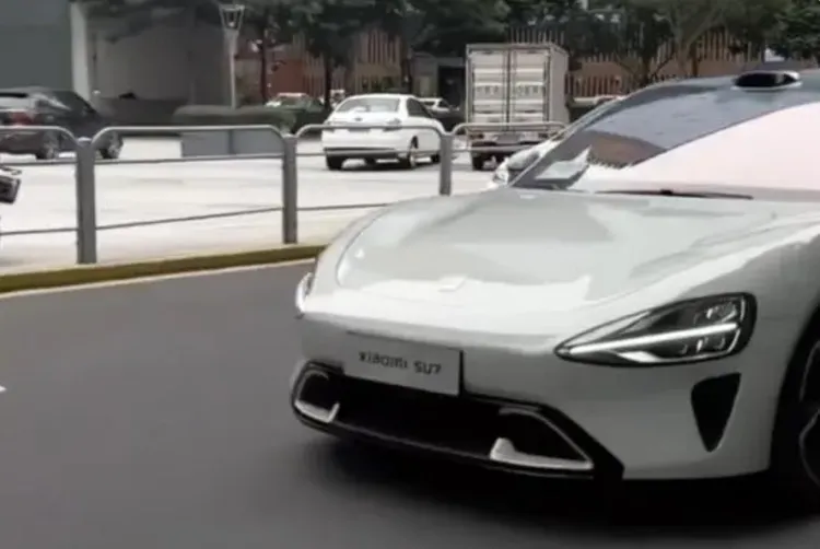 小米SU7無偽裝進行路測。翻攝CNMO手機中國