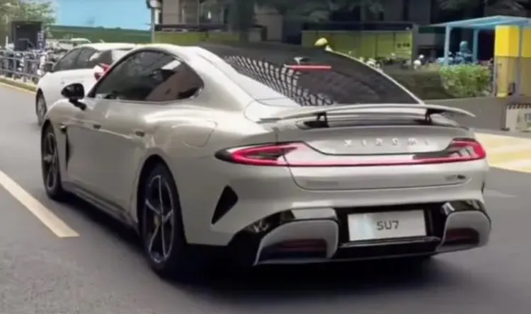 小米SU7無偽裝進行路測。翻攝CNMO手機中國