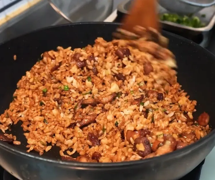 豬油黃金炒飯食材(3人份)：五花肉300克、
白飯480克、雞蛋3顆、蔥花30克、（炒飯醬汁）醬油3大匙、蜂蜜1大匙、白胡椒1茶匙。IG @woodywoody315 提供