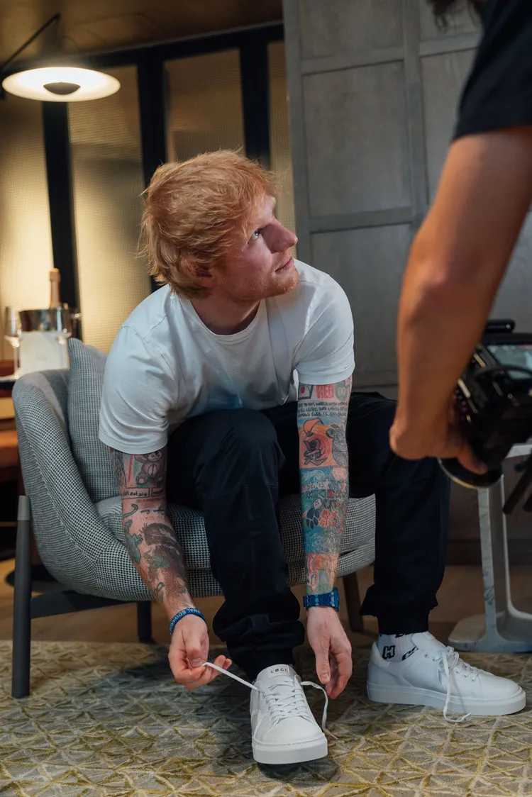紅髮艾德（Ed Sheeran）也是LØCI品牌粉絲。品牌提供