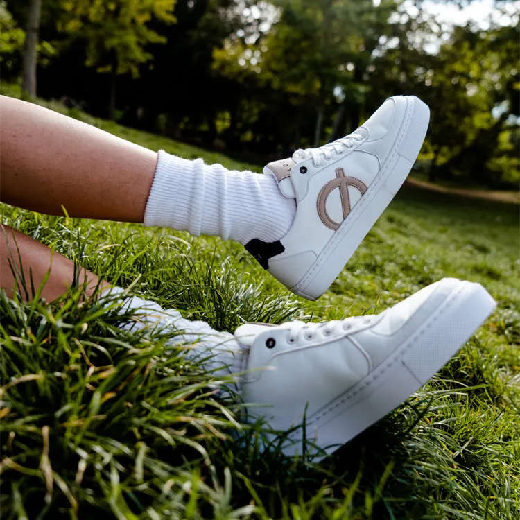 LØCI旗下的7號復古小白鞋相當受歐美明星喜愛。品牌提供