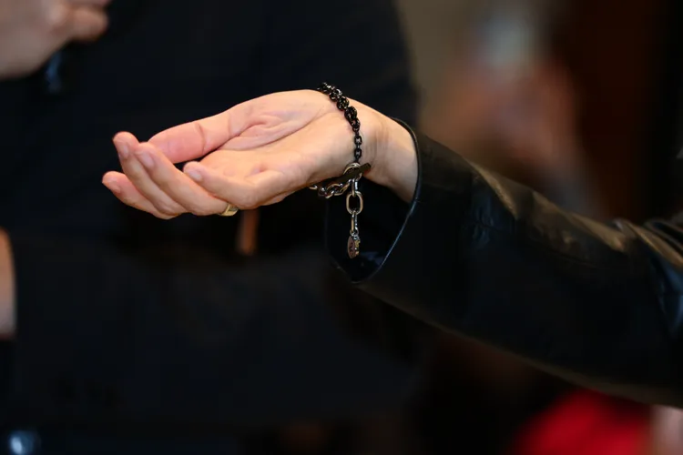 莫文蔚展示手上的聯名手鍊。彭欣偉攝