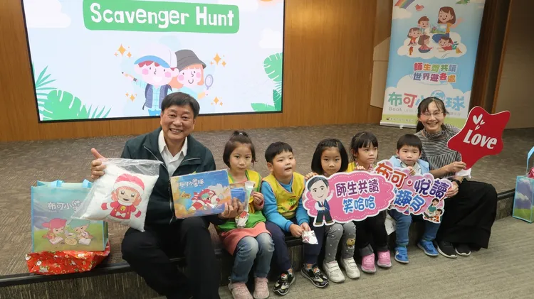 台南市教育局長鄭新輝(左)。教育局提供