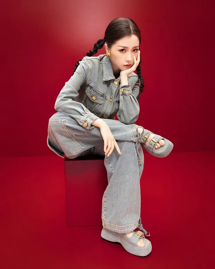 虞書欣以單寧打造出酷帥造型。翻攝虞書欣微博