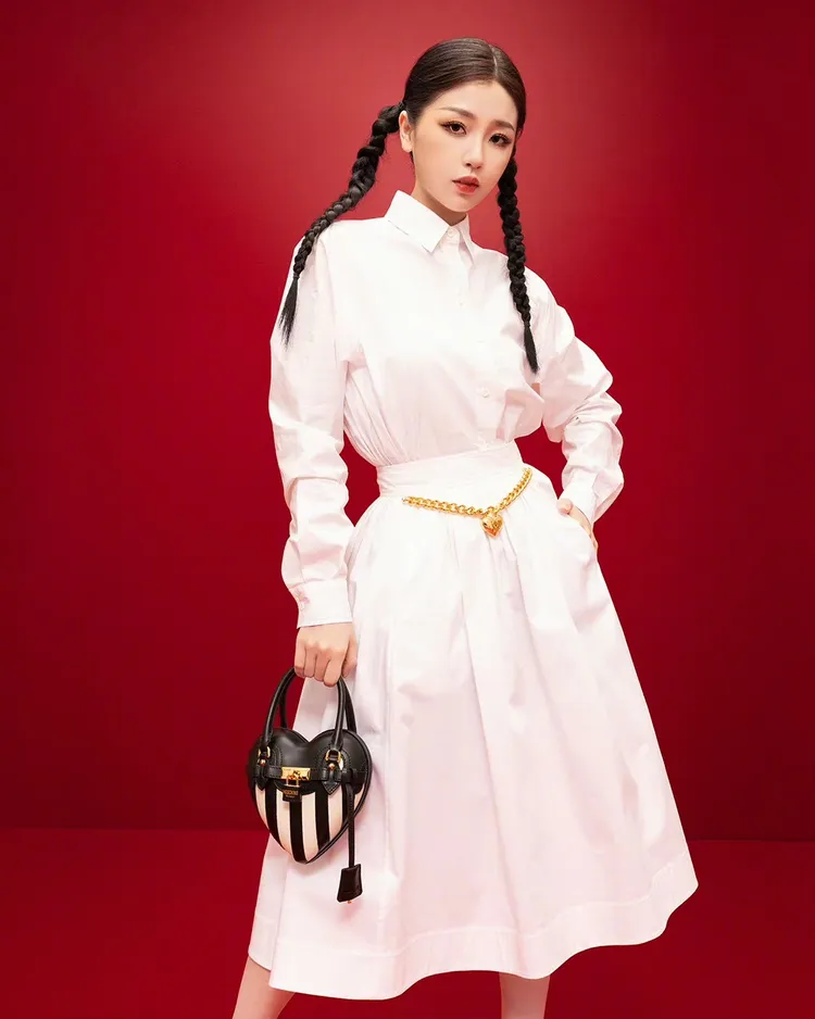 虞書欣以全白造型搭配氣勢妝容化身白雪女王。翻攝虞書欣微博