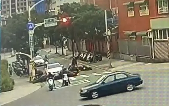 車禍發生當下。翻攝畫面