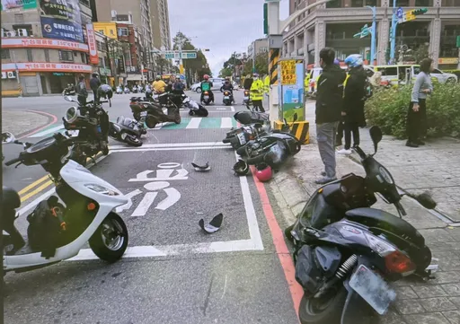 三寶女駕駛停等紅燈誤踩油門爆衝　撞倒9機車釀8傷