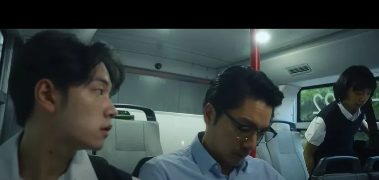 扮公車乘客使用1200都會通。翻攝台北隊就職周年影片