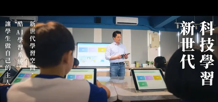 扮老師展現酷AI學習系統。翻攝台北隊就職周年影片