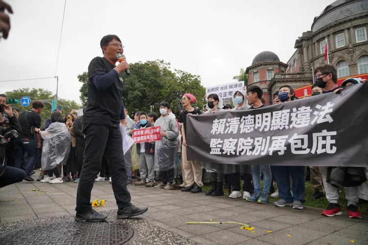 黃國昌遭台灣基進黨人士丟擲太陽花。台灣基進提供