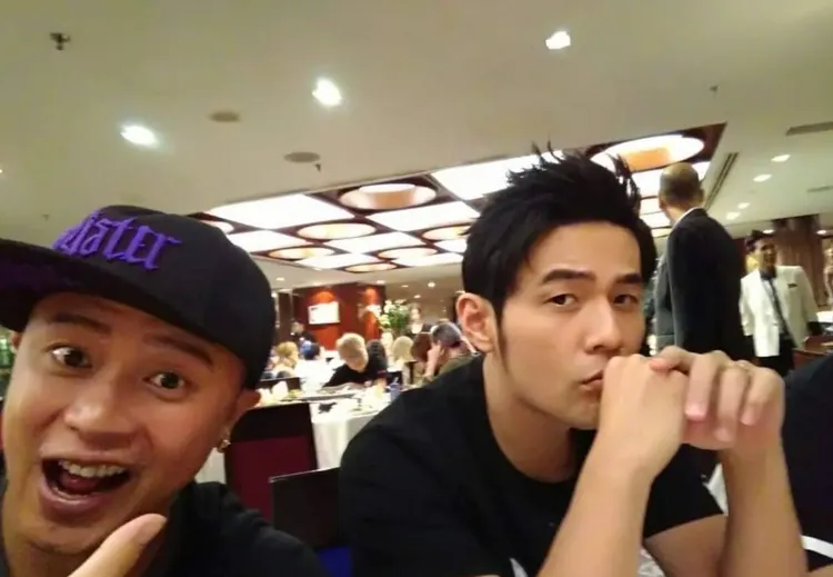 彈頭靠著天王好友周杰倫扶持，在歌壇發光發熱。翻攝彈頭臉書