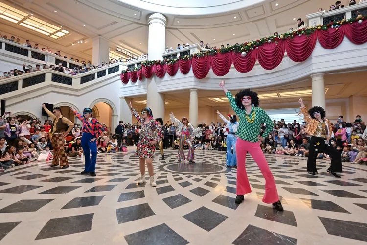 「2023奇美聖誕週末」主打DISCO復古派對，聖誕老公公與群星隊伍帶領民眾大跳DISCO。奇美提供