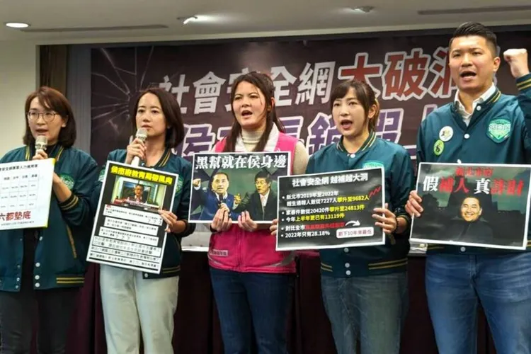 民進黨中央黨部日前召開「社會安全網大破洞！請侯市長銷假上班」記者會。民進黨提供