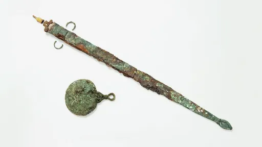 2千年墓穴出土一把宝剑　发现以前女生也要当兵