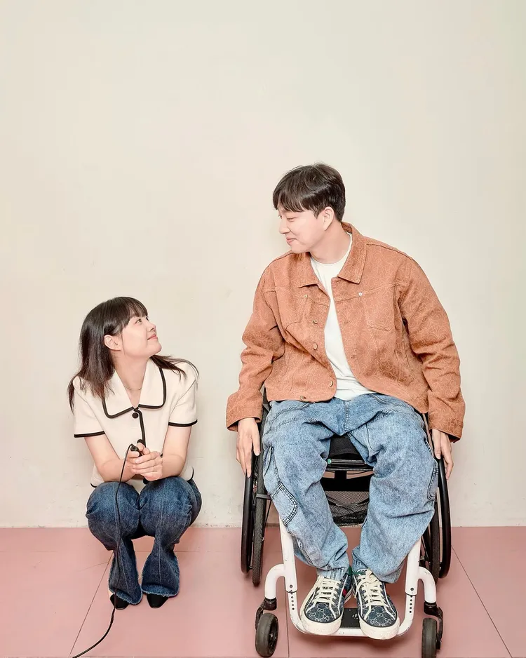 朴偉（右）提到去年冬天長褥瘡，去教會做禮拜認識宋枝恩。翻攝宋枝恩IG