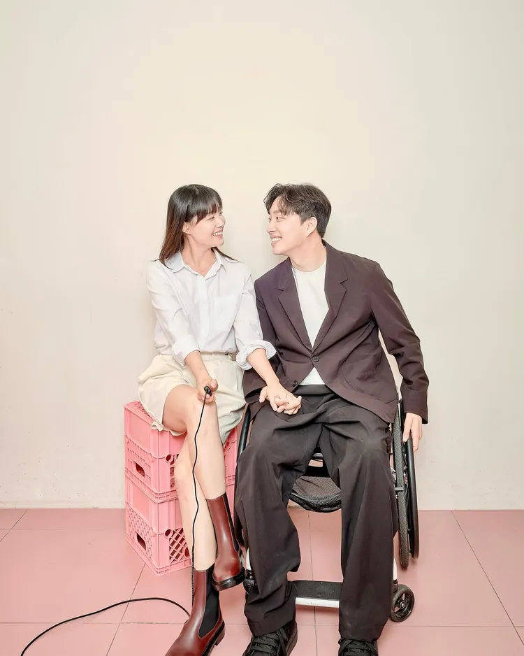 宋枝恩（左）出道14年首認愛，被樂觀的朴偉吸引。翻攝宋枝恩IG