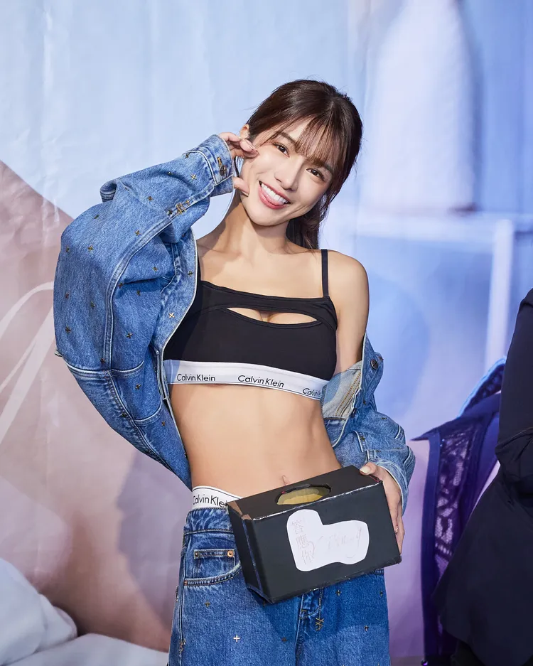 林岱縈展露酥胸及纖腰。時報出版提供