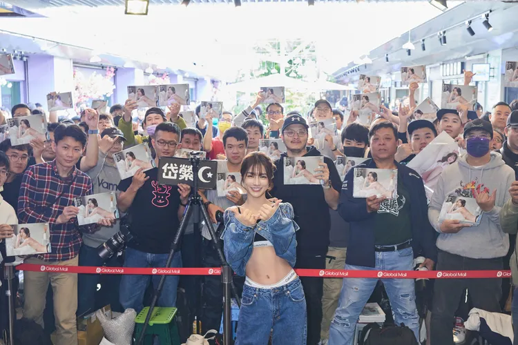 林岱縈跟粉絲合影。時報出版提供