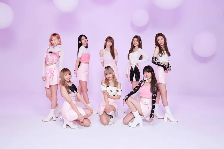 女團PINK FUN成員上排左至右：以芯（上排左起）、容容、珮含、朵莉、Nicole，以及巧瑜（下排左起）、心平、聖恩，展現女孩性感可愛魅力。索尼音樂提供