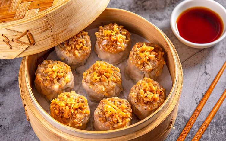 春節期間的屯糧首選黑蒜燒賣。業者提供