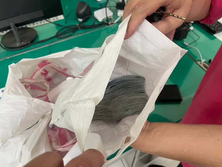 袋內現金一毛不少。大園警分局提供